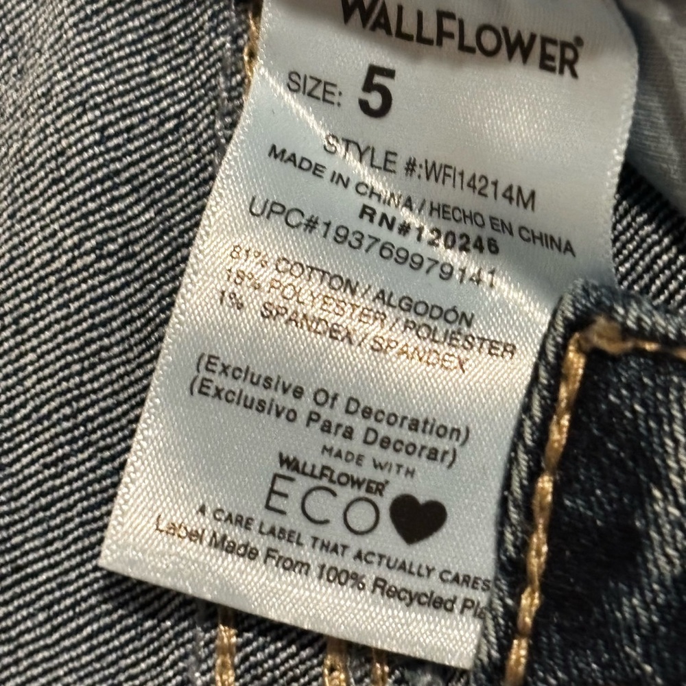 Wallflower Luscious Curvy fit Dark Wash Denim Jeans, 23.5” crop, size 5/27 reg - Picture 5 of 11